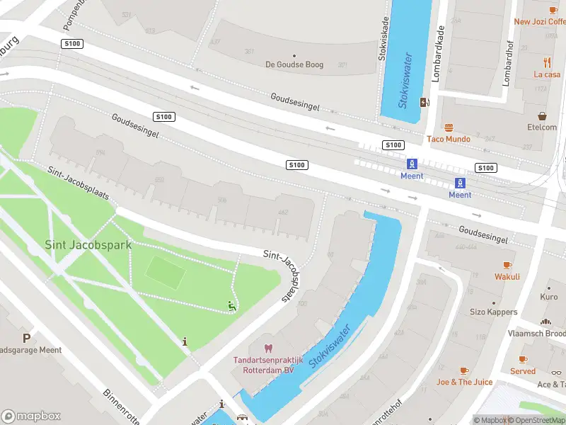 Ambulance met grote spoed naar de Goudsesingel in Rotterdam