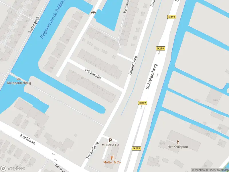 Ambulance met grote spoed naar de Veldewater in Nieuwerkerk aan den IJssel