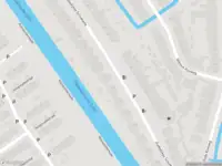 Ambulance met grote spoed naar de Oudedijkse Schiekade in Rotterdam