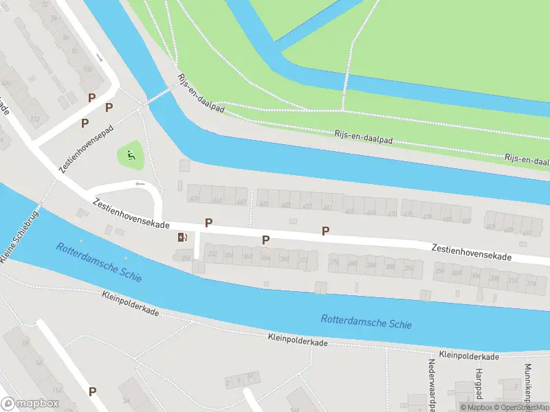 Ambulance met gepaste spoed naar de Zestienhovensekade in Rotterdam
