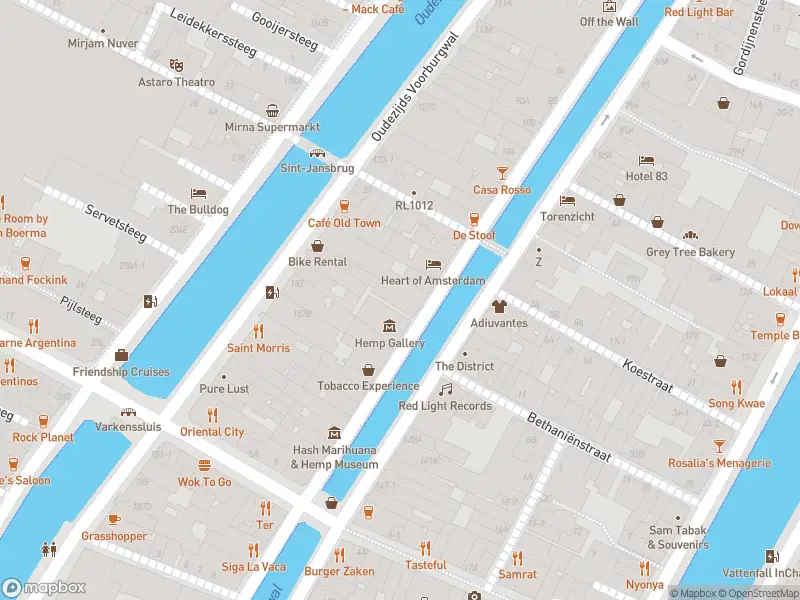 Politie met grote spoed naar de Oudezijds Achterburgwal in Amsterdam