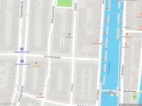 Ambulance met grote spoed naar de 2e Schansstraat in Rotterdam