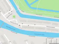 Ambulance met gepaste spoed naar de Zestienhovensekade in Rotterdam