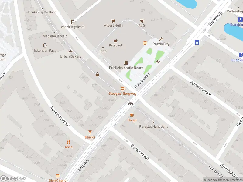 Ambulance met grote spoed naar de Bergweg in Rotterdam