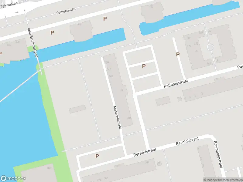 Ambulance met grote spoed naar de Madernastraat in Rotterdam