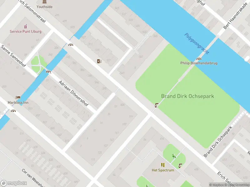 Ambulance met grote spoed naar de Sem Presserhof in Amsterdam