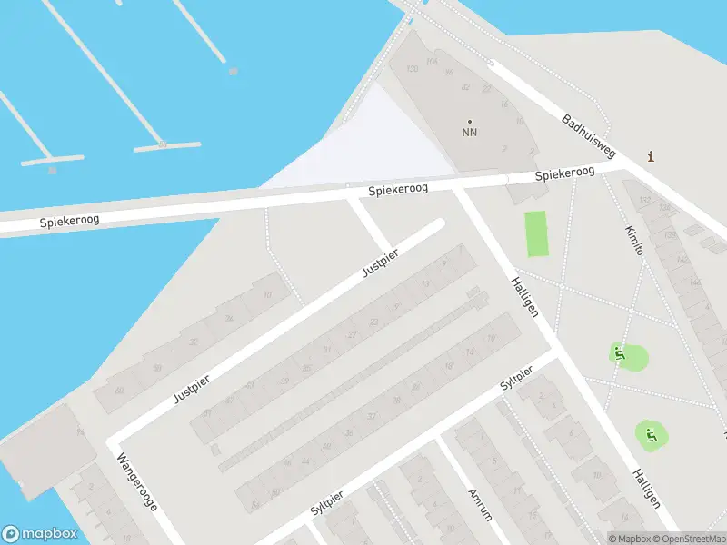 Ambulance met grote spoed naar de Justpier in Zaandam