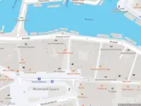 Ambulance met gepaste spoed naar de Bakkersstraat in Amsterdam