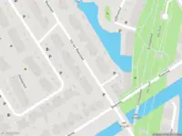 Ambulance met grote spoed naar de Van der Waalslaan in Rotterdam