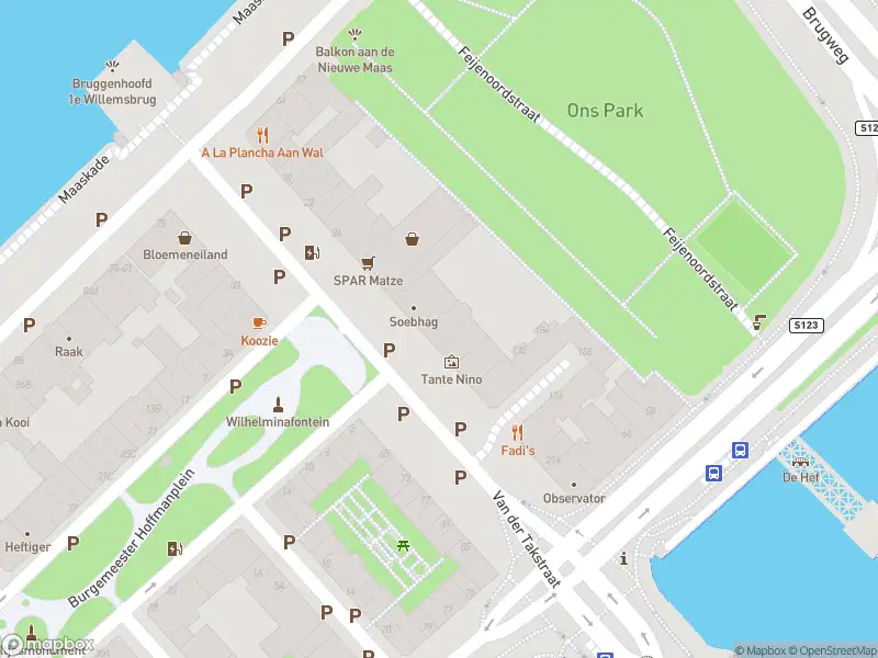 Ambulance met grote spoed naar de Van der Takstraat in Rotterdam