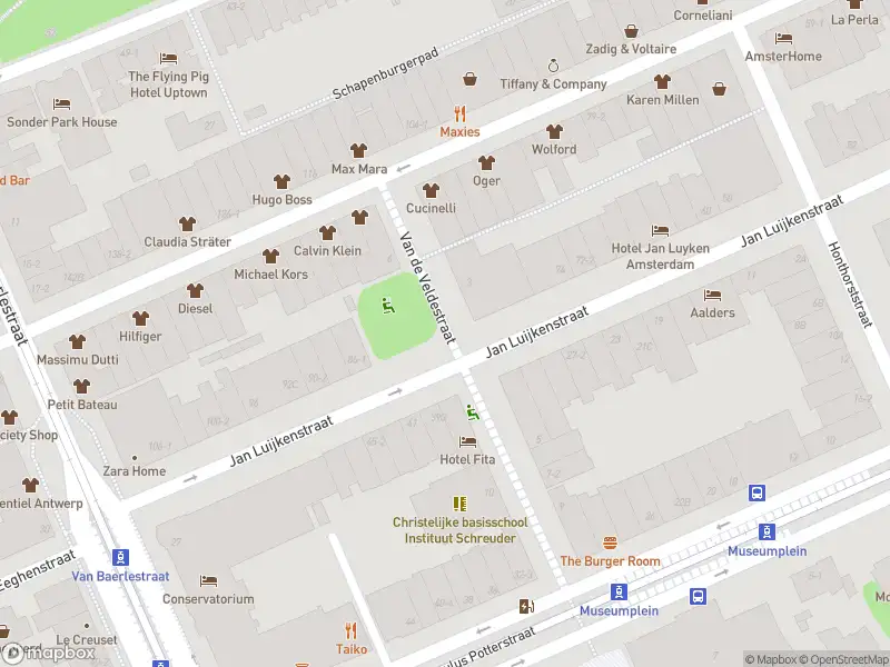 Ambulance met grote spoed naar de Van de Veldestraat in Amsterdam