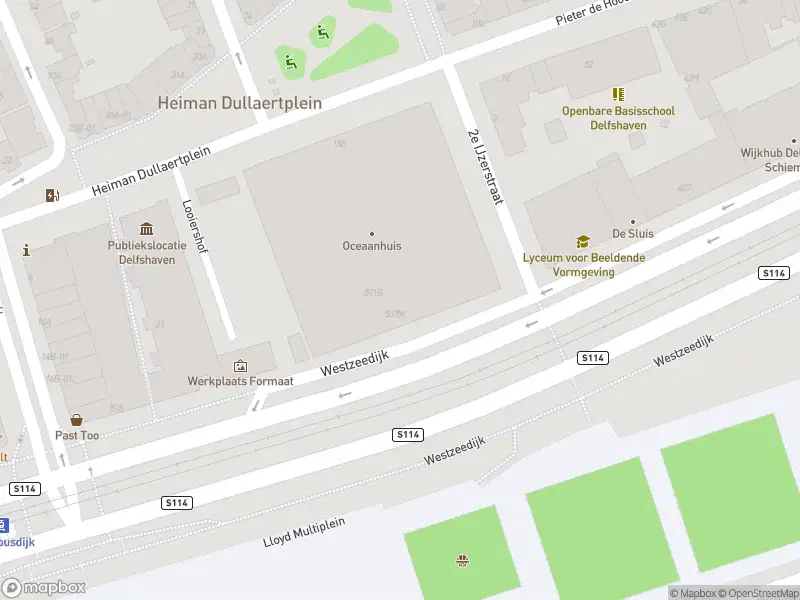Ambulance met grote spoed naar de Westzeedijk in Rotterdam