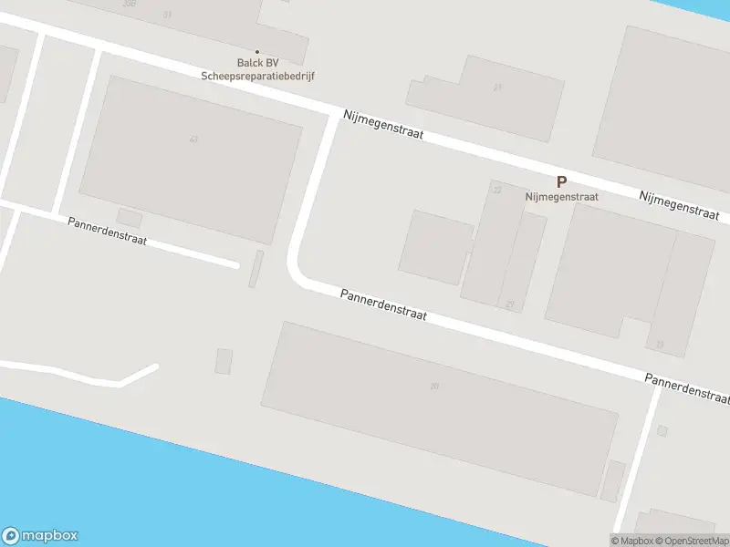 Ambulance met grote spoed naar de Pannerdenstraat in Rotterdam