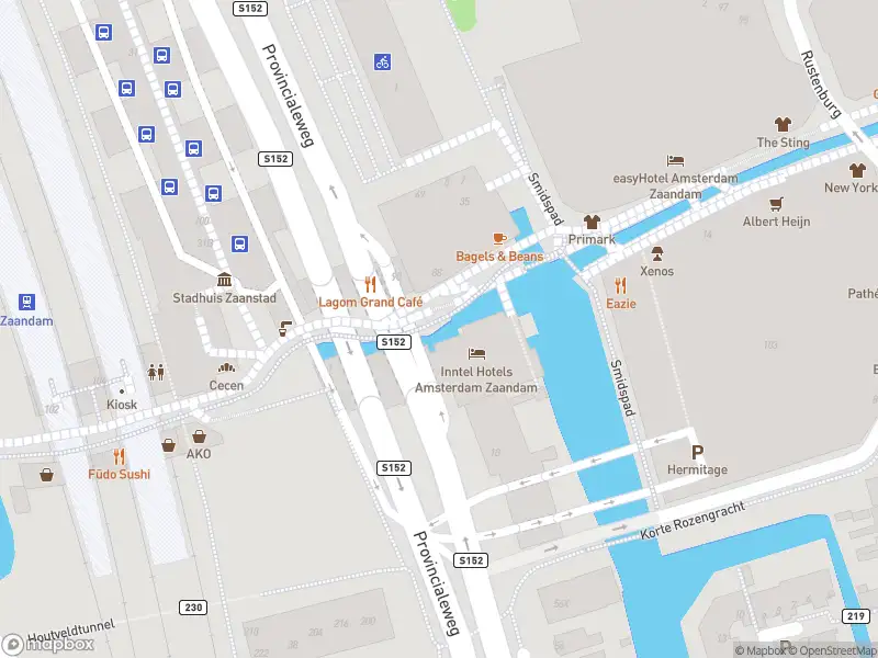Brandweer met gepaste spoed naar de Stadhuisplein in Zaandam vanwege stormschade