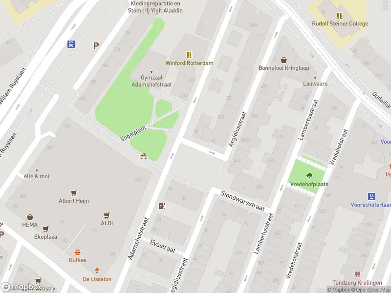 Ambulance met grote spoed naar de Adamshofstraat in Rotterdam