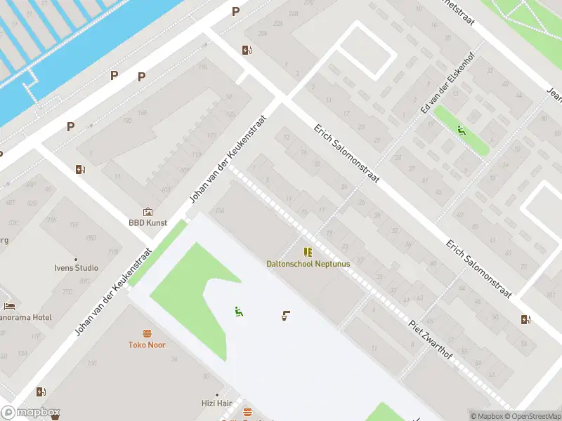 Ambulance met grote spoed naar de Piet Zwarthof in Amsterdam