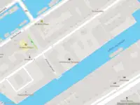 Ambulance met gepaste spoed naar de Nieuwe Uilenburgerstraat in Amsterdam