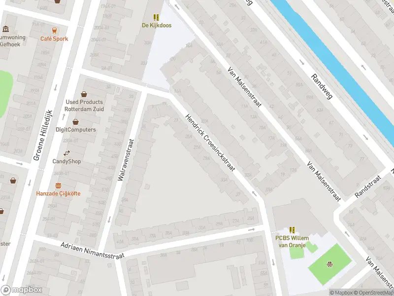 Ambulance met grote spoed naar de Hendrick Croesinckstraat in Rotterdam