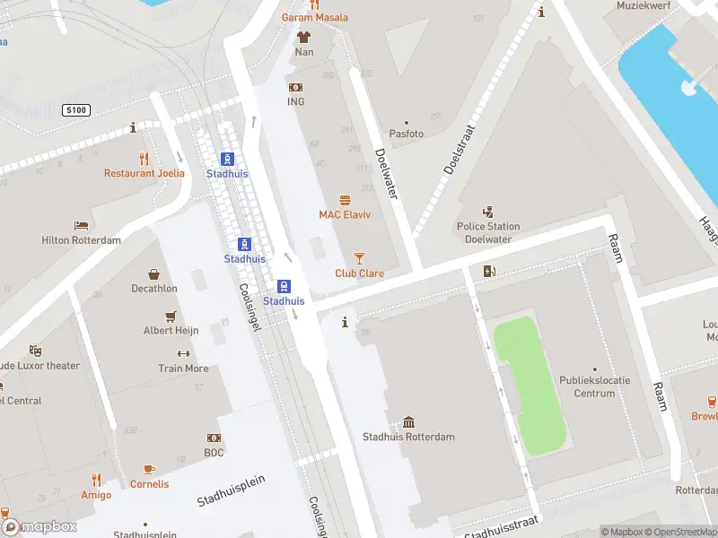 Ambulance met grote spoed naar de Coolsingel in Rotterdam