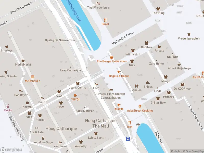 Politie naar de Boven Vredenburgpassage in Utrecht