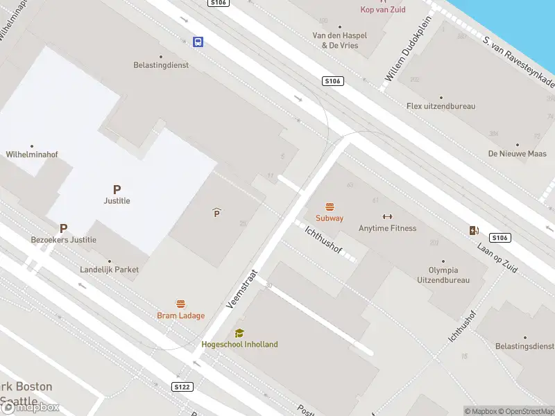 Ambulance met grote spoed naar de Veemstraat in Rotterdam