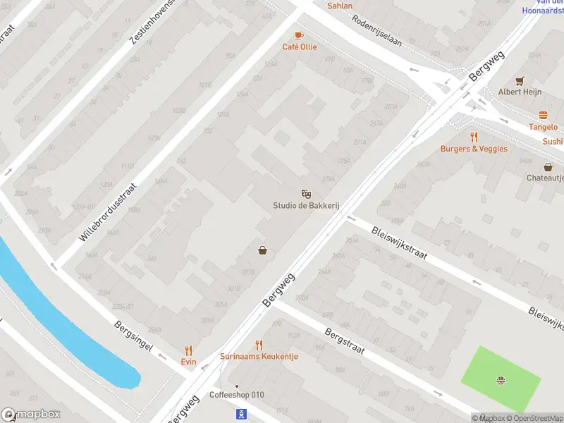 Ambulance met gepaste spoed naar de Bergweg in Rotterdam