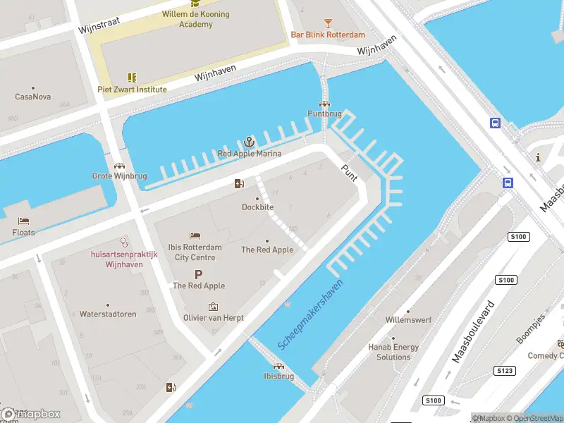 Ambulance met grote spoed naar de Wijnhaven in Rotterdam