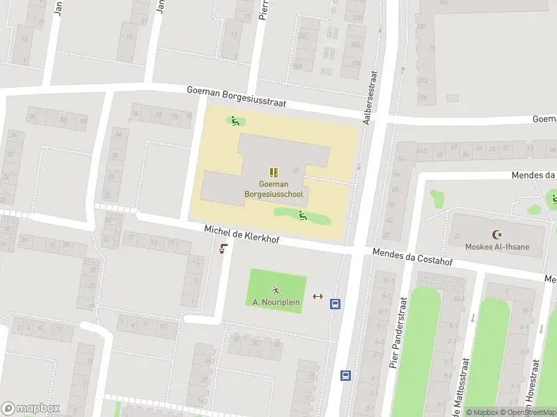 Ambulance met grote spoed naar de Berlagehof in Amsterdam