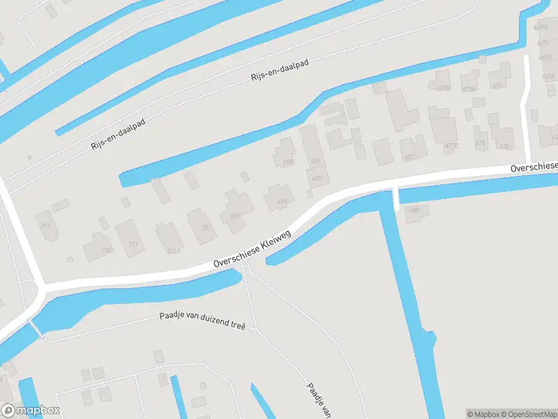 Ambulance met grote spoed naar de Overschiese Kleiweg in Rotterdam