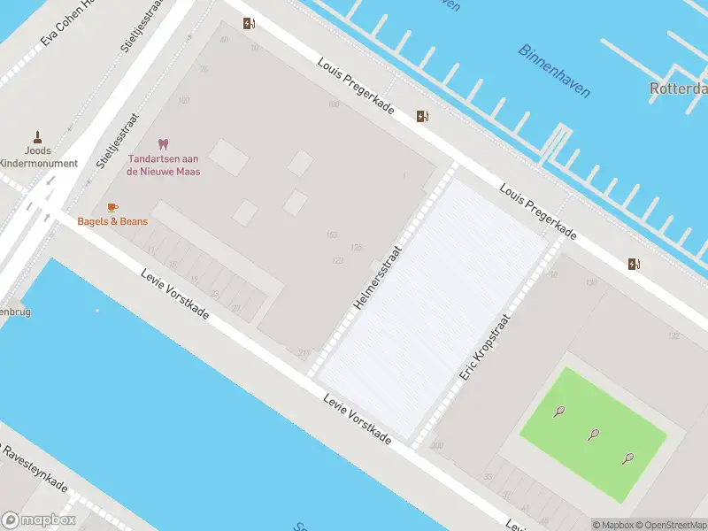 Ambulance met grote spoed naar de Helmersstraat in Rotterdam