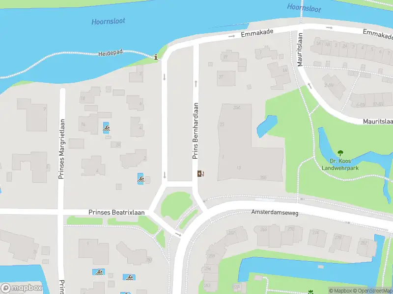 Ambulance met grote spoed naar de Prins Bernhardlaan in Amstelveen