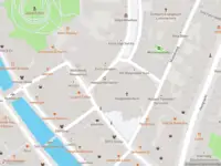 Ambulance met grote spoed naar de Hooglandse Kerkgracht in Leiden