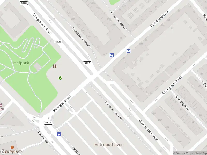 Ambulance met gepaste spoed naar de Roentgenstraat in Rotterdam