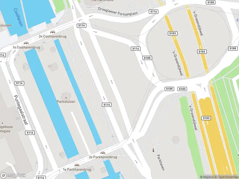 Ambulance met grote spoed naar de Westzeedijk in Rotterdam