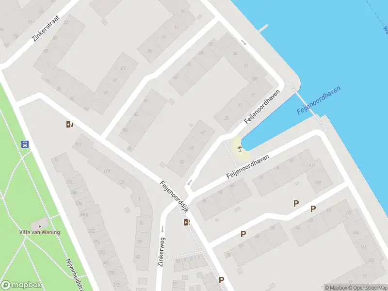 Ambulance met grote spoed naar de Feijenoordhaven in Rotterdam