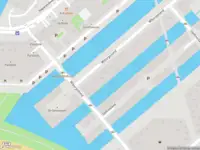 Ambulance met gepaste spoed naar de Wiborgeiland in Amsterdam
