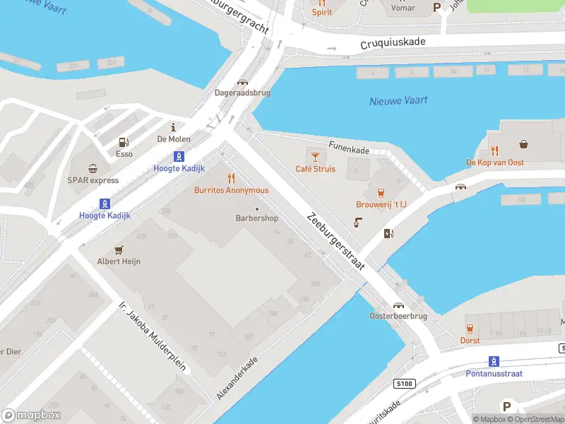 Ambulance met grote spoed naar de Zeeburgerstraat in Amsterdam
