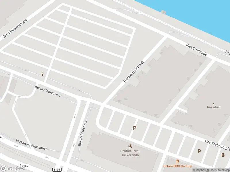 Brandweer met grote spoed naar de Bertus Bulstraat in Rotterdam vanwege voertuigen te water