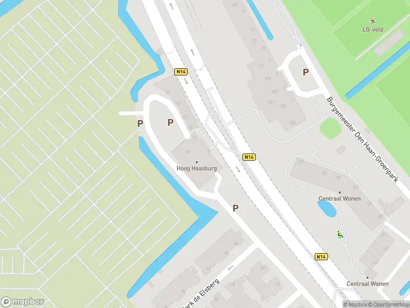 Ambulance met grote spoed naar de Burgemeester Nederbragtpark in Voorburg
