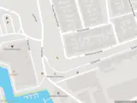 Ambulance met grote spoed naar de Prinses Margrietstraat in Volendam