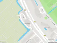 Ambulance met grote spoed naar de Burgemeester Nederbragtpark in Voorburg