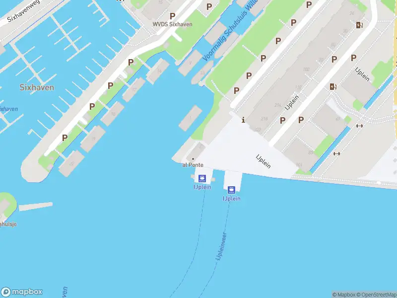 Ambulance met grote spoed naar de Pontplein in Amsterdam