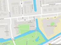 Ambulance met grote spoed naar de Apollotoren in Leiden