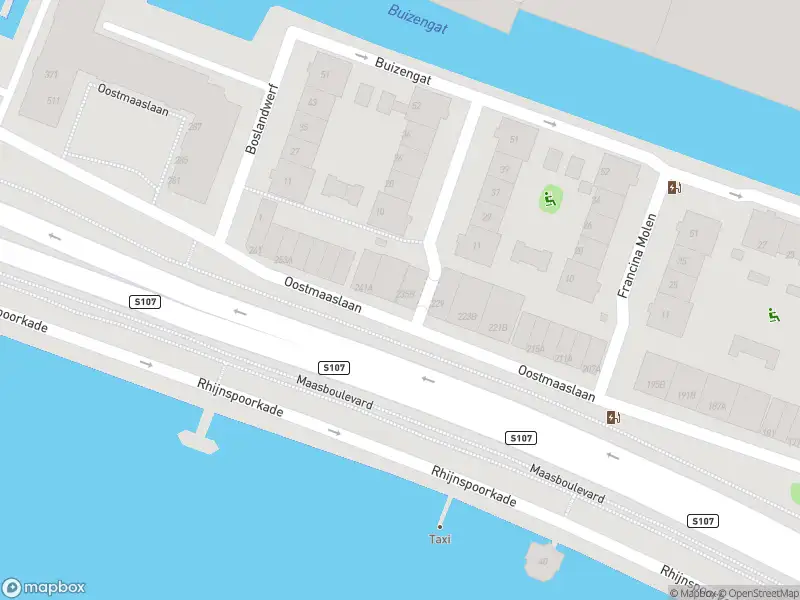 Ambulance met grote spoed naar de Oostmaaslaan in Rotterdam