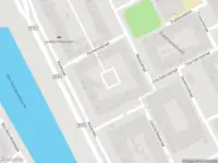 Ambulance met gepaste spoed naar de Muiderlaan in Amsterdam