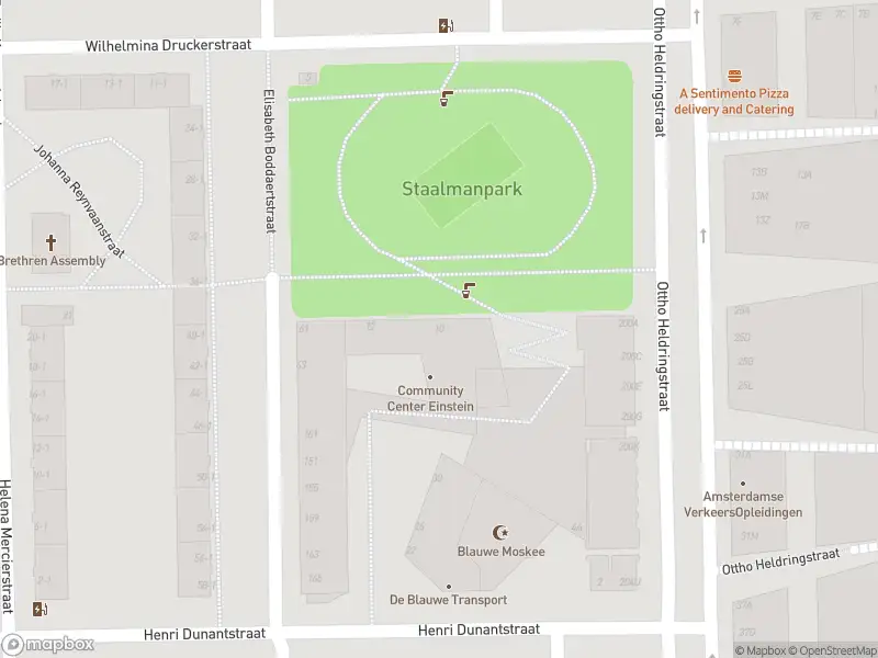 Ambulance met gepaste spoed naar de Staalmanpark in Amsterdam