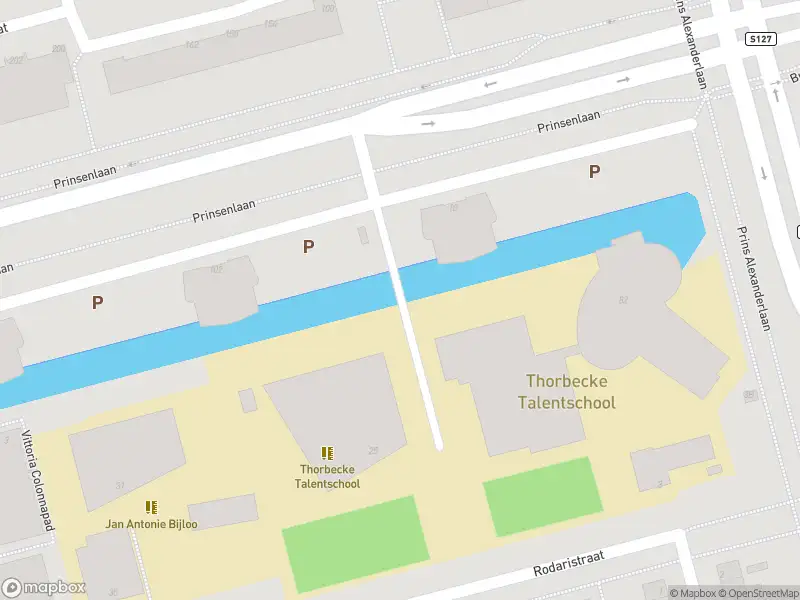 Ambulance met grote spoed naar de Prinsenlaan in Rotterdam