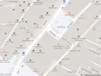 Ambulance met gepaste spoed naar de Beursplein in Amsterdam