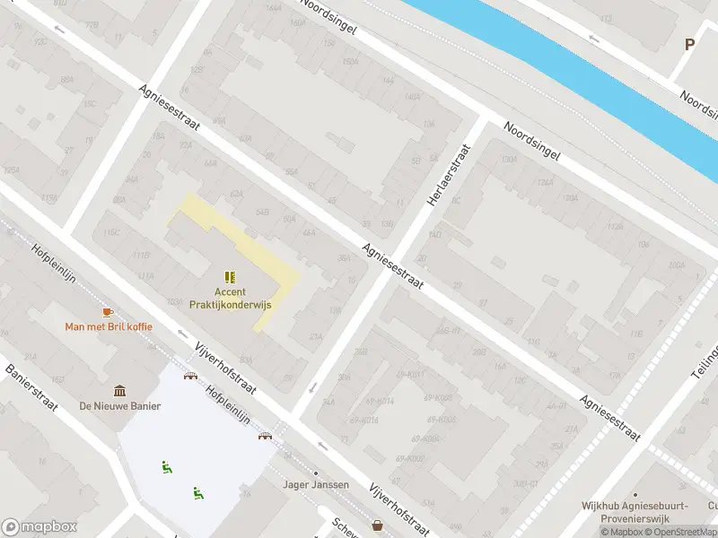 Ambulance met gepaste spoed naar de Agniesestraat in Rotterdam