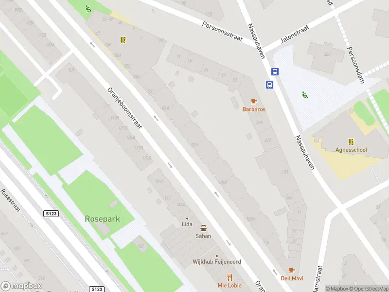 Ambulance met gepaste spoed naar de Oranjeboomstraat in Rotterdam
